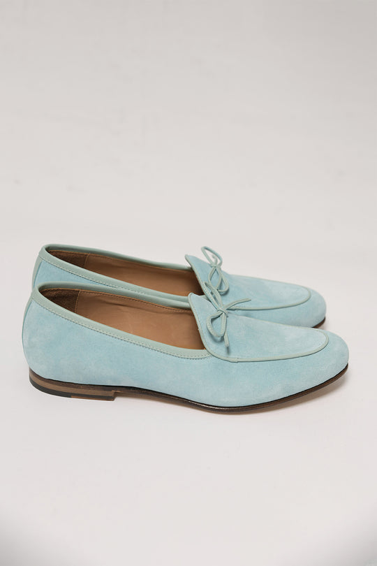 Wildleder-Loafer mit Schleifenoberteil in hellem Puderblau