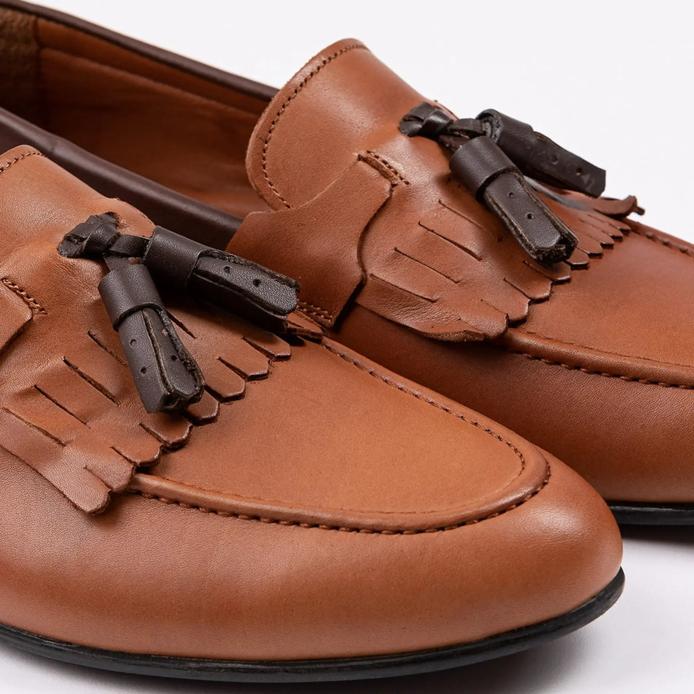 Lodevole Mens Two-toned Kiltie Loafers Caramel Close Up